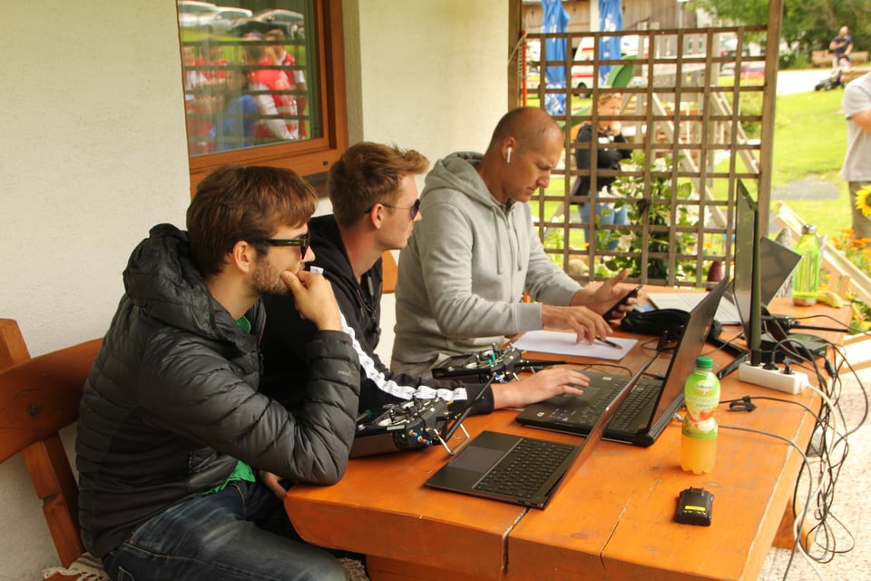 AIR6 Systems Team bei Tests im Bodental, A. Fraess-Ehrfeld mit Drohnenpiloten T. Olipitz und F. McKenzie-Wilson